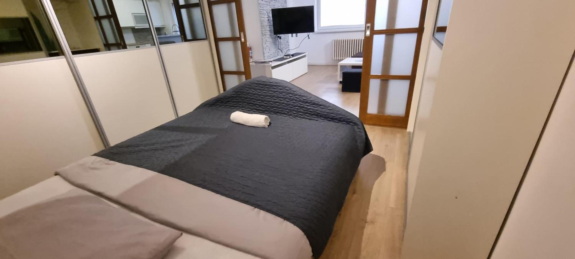 Huge Apartment Next To Train Station Close To The City Center Bratislava Buitenkant foto