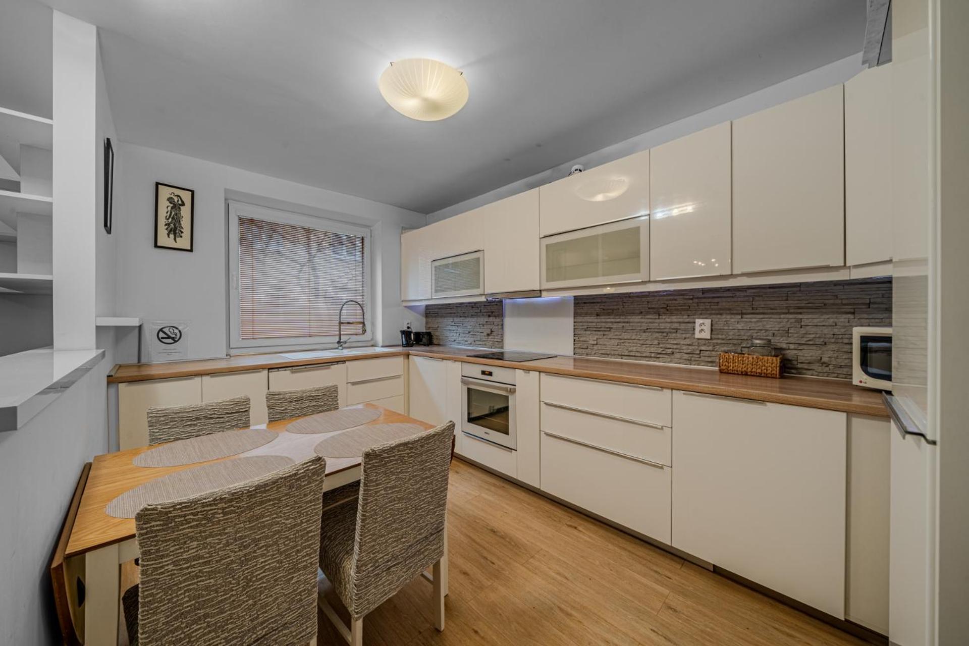 Huge Apartment Next To Train Station Close To The City Center Bratislava Buitenkant foto