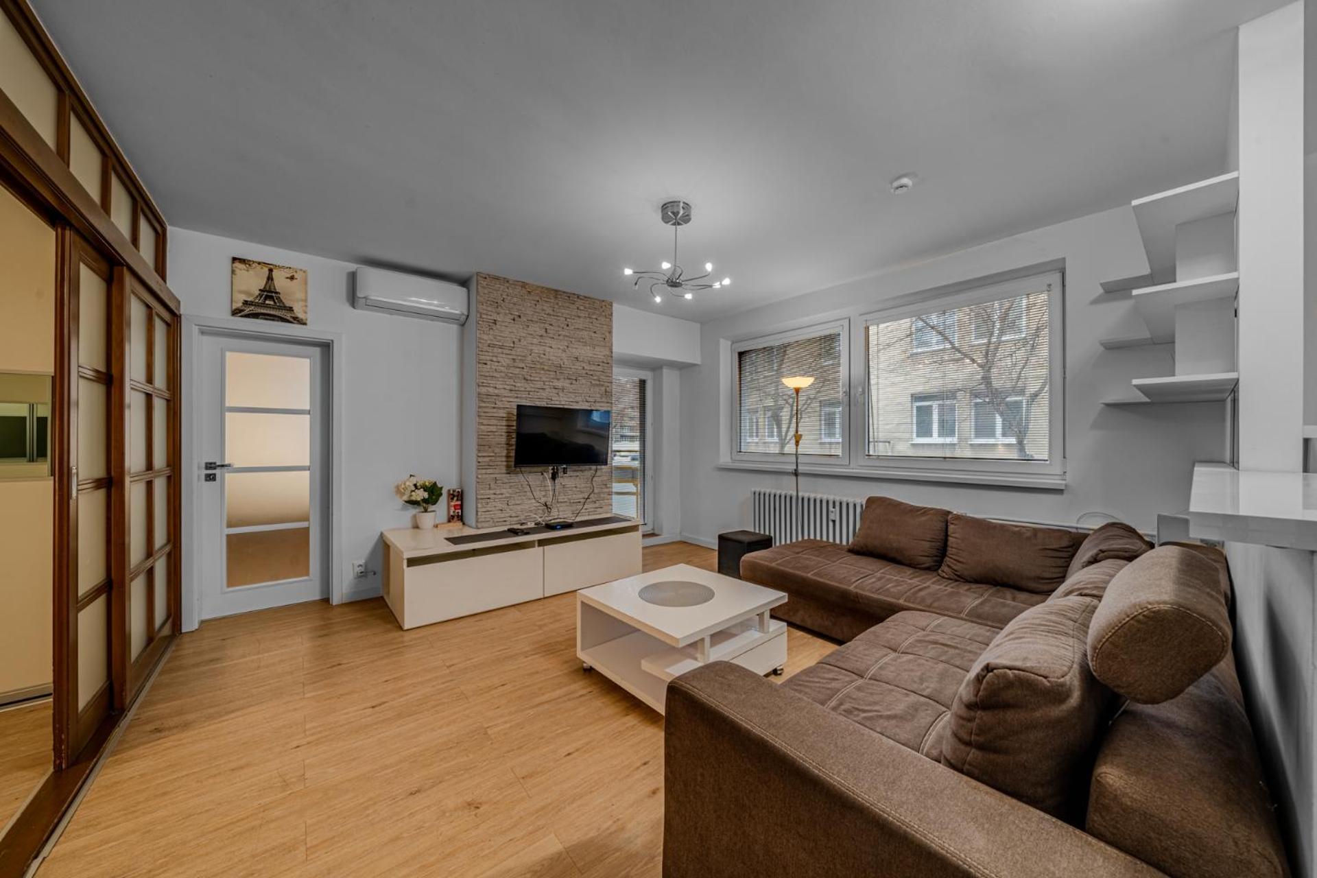 Huge Apartment Next To Train Station Close To The City Center Bratislava Buitenkant foto