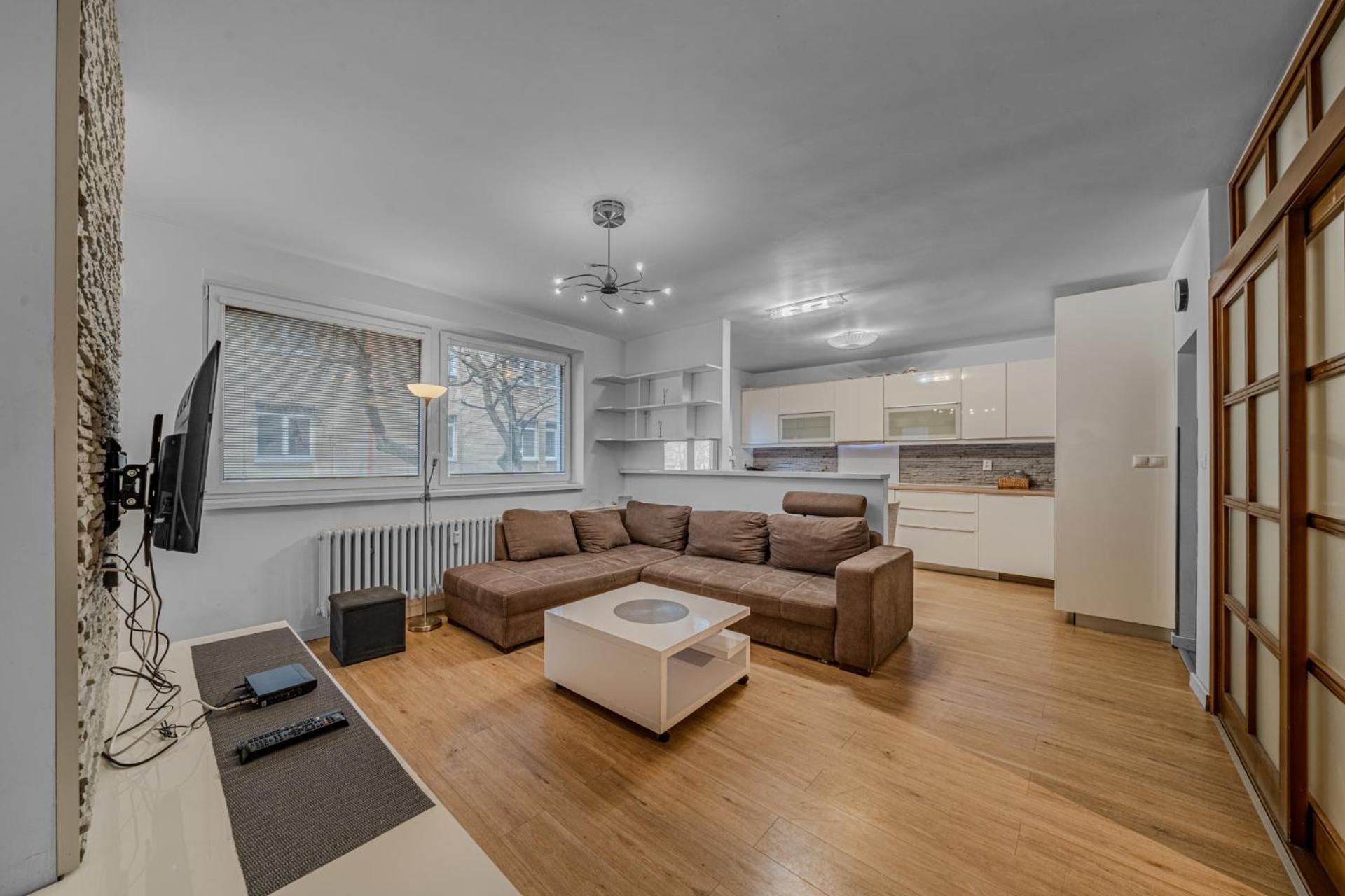 Huge Apartment Next To Train Station Close To The City Center Bratislava Buitenkant foto