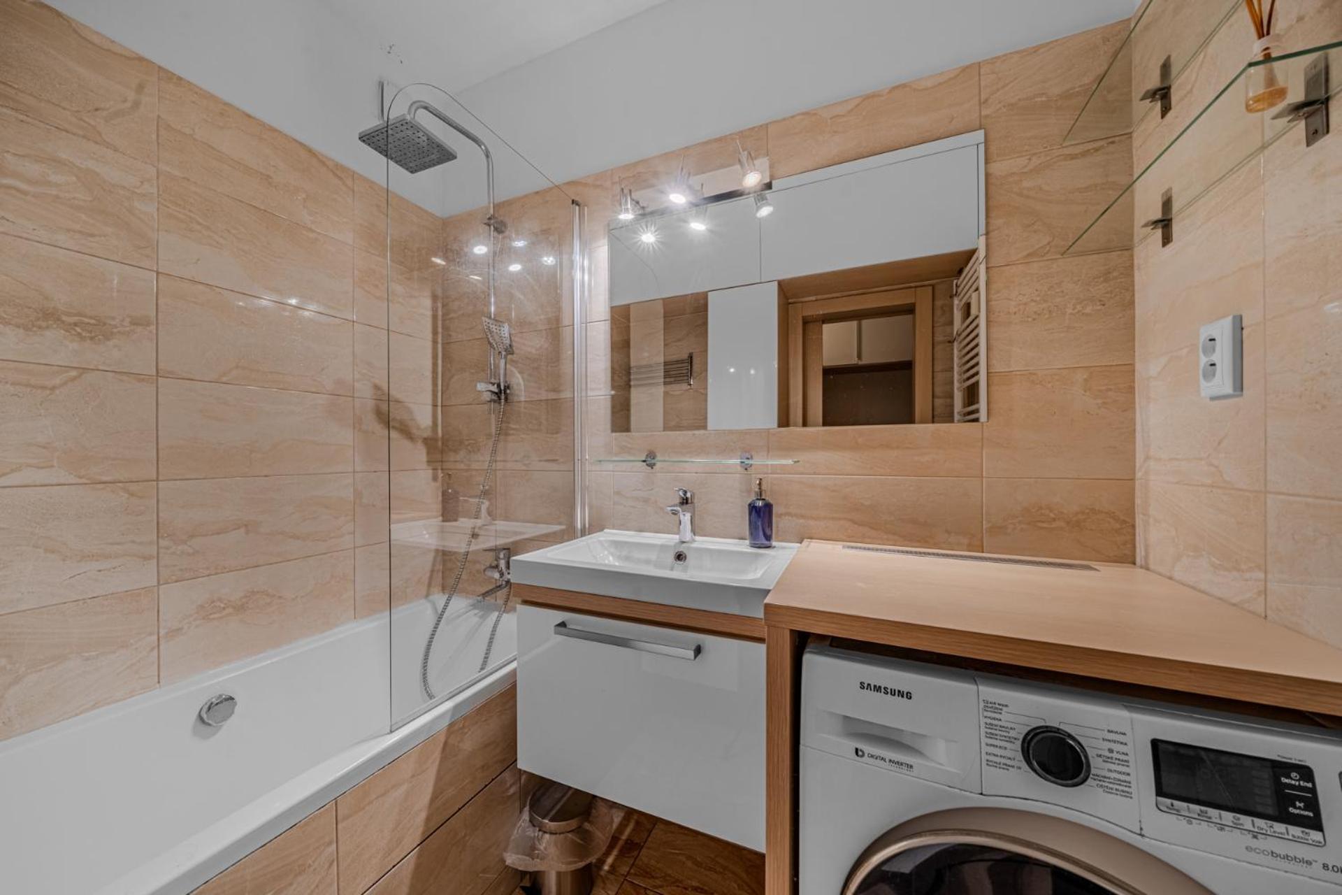 Huge Apartment Next To Train Station Close To The City Center Bratislava Buitenkant foto